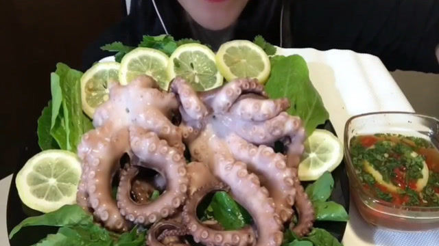 美女准备吃生的八爪鱼真刺激