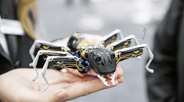 机械也能如此美,舞动的机械蝙蝠,你能看出它的真假吗?