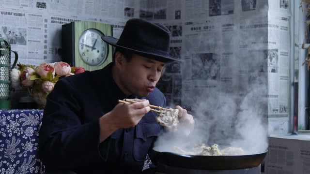 厨男王一刀:酸菜炖大骨头,看这吃相就知道好吃,造就完啦