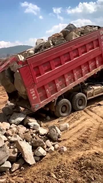 石头太大了,大货车也费劲