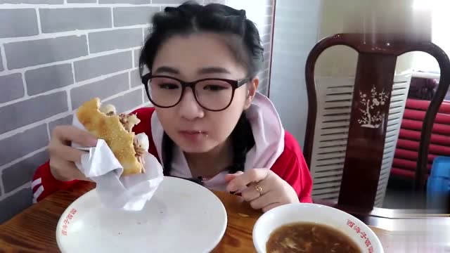 大胃王小猪猪今天吃:烧饼,酸辣汤,糖火烧,小麻团,椒盐火烧等