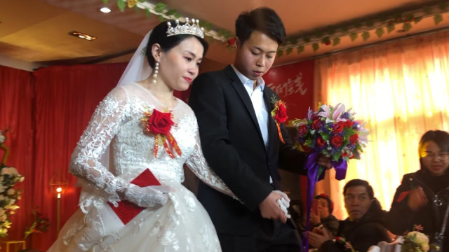 四川美女远嫁河南农村,婚礼上小伙的动作很暖心,新娘很感动!