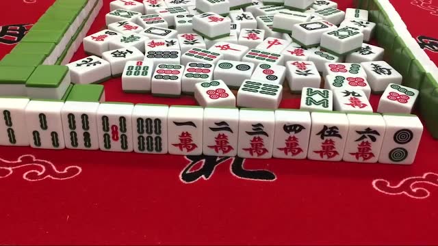 东北美女打麻将双龙吐珠的好牌直接胡上家的二筒真漂亮