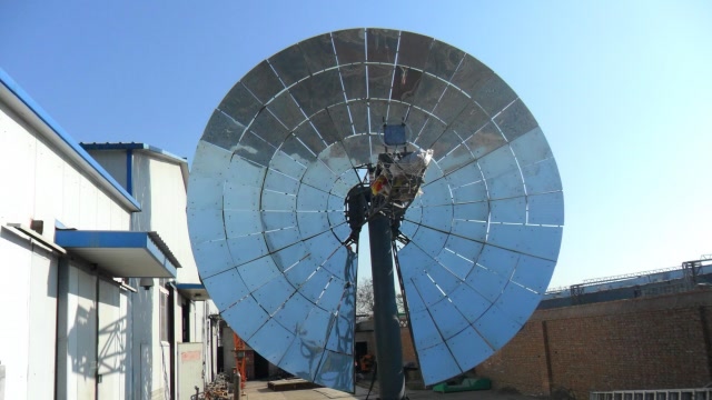 老外用聚光镜玩太阳,结果心爱香肠都糊炸了,网友:太阳是你也敢惹!