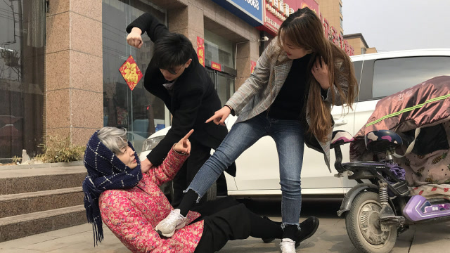 82岁老人剐蹭豪车,被车主母子多次推倒在地,围观者做法暖心