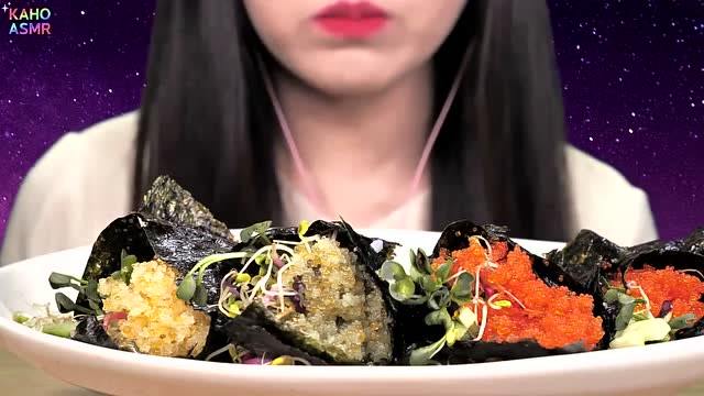 吃播美女妹妹今天买了各式手卷寿司,吃起来好美味!