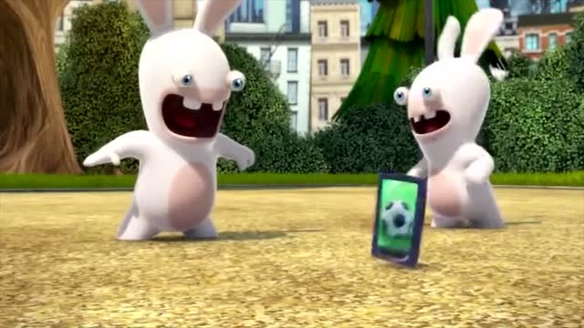 疯狂的兔子手机里有张足球的图片兔子就拿手机当球踢