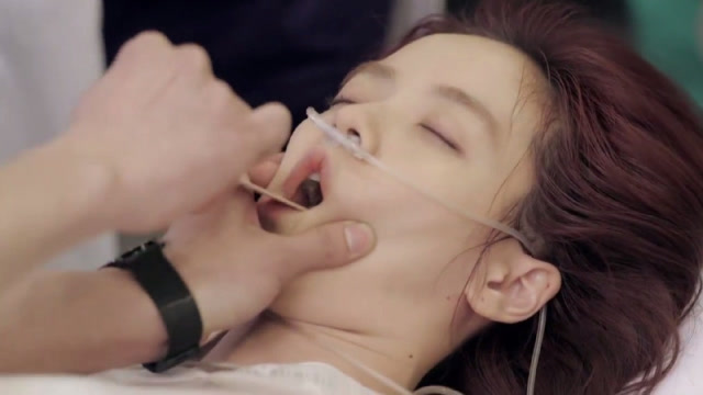 美女被异物卡住喉咙直接昏迷不省人事医生只好冒险相救