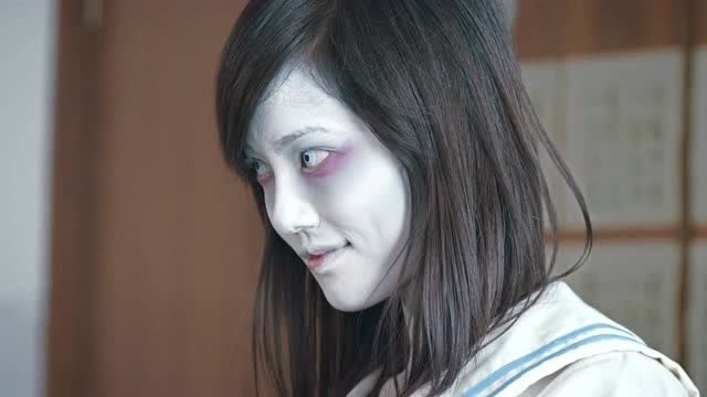 猛鬼爱情故事:老师背过身,女学生伸出巨长的舌头