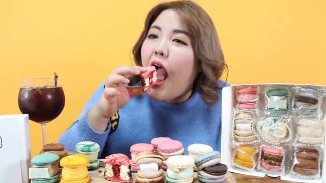 大胃王秀彬吃甜品大餐:马卡龙套餐尽享美味,网友:咱能少吃点吗?