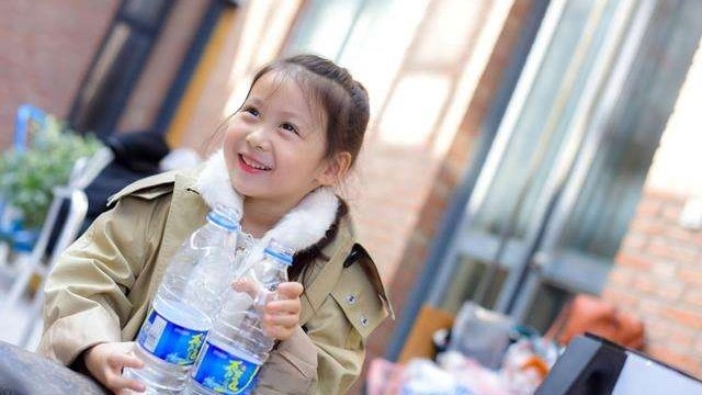 《都挺好》小咪2岁就已出道,曾登上纽约时装秀,今年收入过百万