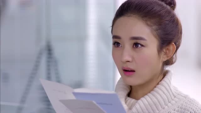 杉杉来了:郑琪把请柬递给了杉杉,询问是否愿意作为女伴出席活动