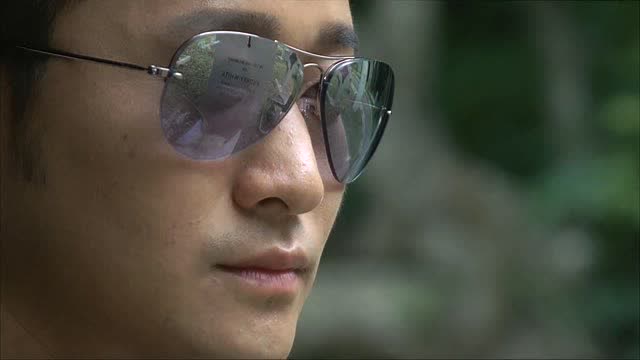 狼牙:阿布居然没有死,还来给马爷上坟!