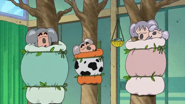 蜡笔小新:考拉小新在树上睡觉,早饭吃树叶因为太磨蹭错过了校车