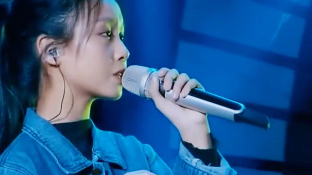 12岁小女孩实力演唱《岁月神偷》一开口就吓到了评委老师