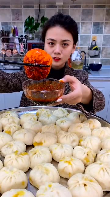 这包子我最多吃2个,这个女人直接吃一大笼.