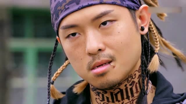 铁探:还好秉高及时回来救下了晴晴,山狗回来也跟晴晴说了再见