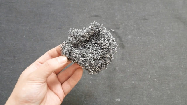 不管钢丝球是粘乎乎还是脏兮兮的,不用一滴洗洁精,立马干净如新