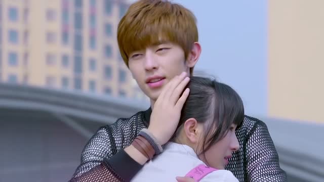 待嫁老爸:邓伦和黛黛学校门口拥抱,却被黛黛同学误会!