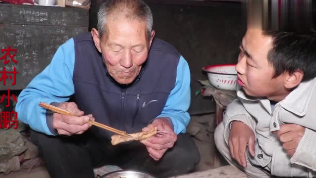 小伙做大锅炖鸡,第一时间想到83岁老大爷,看大爷吃的样子值了!