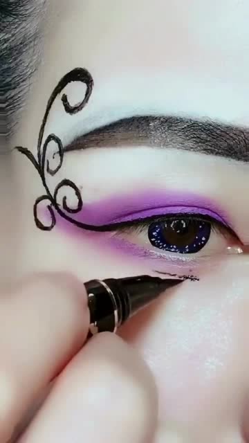 傣族标志性眼妆,水晶亮片粘的太快,最后徒手刷睫毛膏认真的吗?