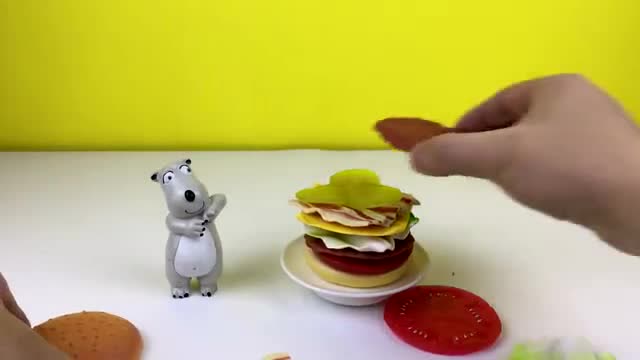 倒霉熊贝肯玩汉堡叠叠乐