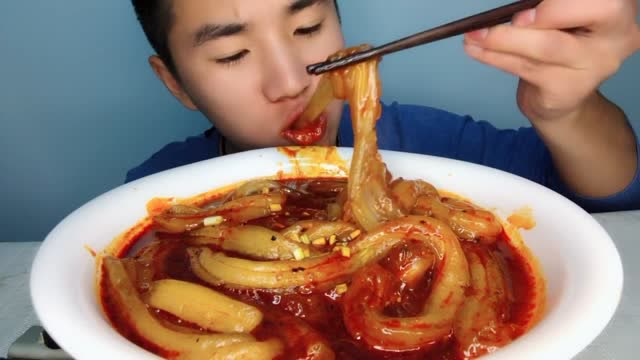 小伙吃粉耗子,大口秃噜,糯糯唧唧,超有嚼劲,这吃相太诱人了!