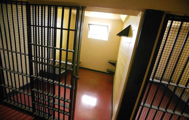 为啥有些蹲监狱的人还会问家里要生活费?真相让人大跌眼镜