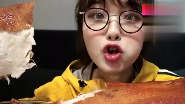 哎哟阿尤:一人独食烤乳猪,大口吃肉看着真过瘾!