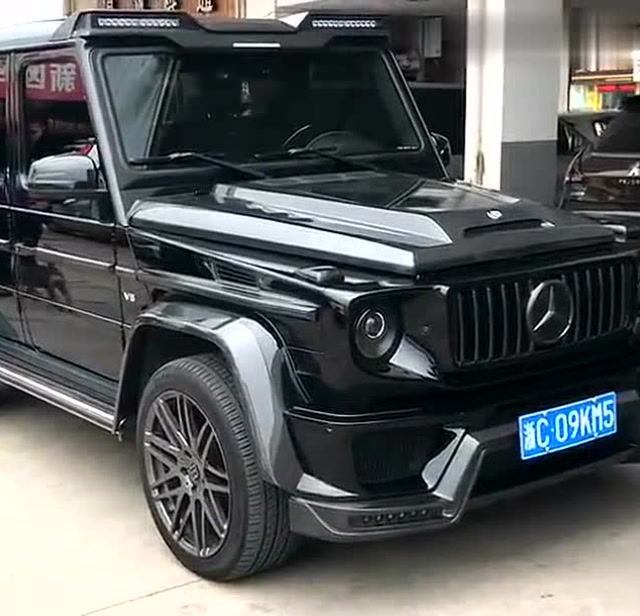 高富帅开的豪车黑武士"奔驰g500",外观超帅气,太酷了!