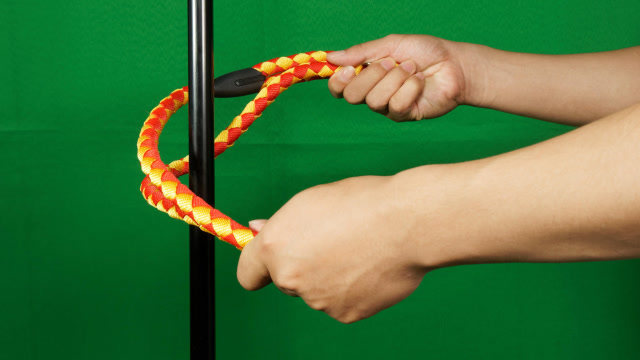 神奇魔术双手不松开绳子如何才能让绳子隔空穿过铁棍