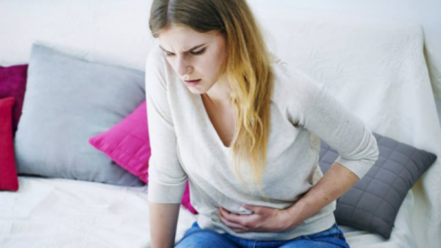 女性持续腹痛,来例假时出现这种东西要小心,可能是卵巢癌的征兆