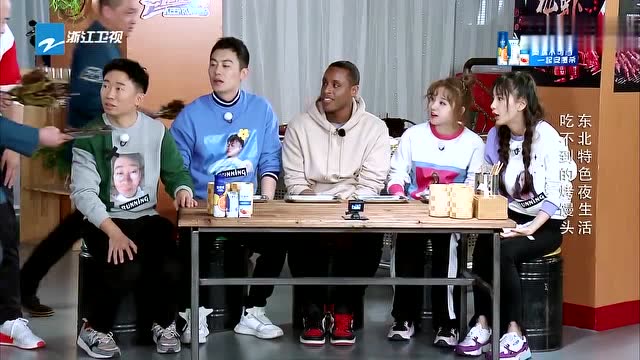 跑男成员酸奶贿赂伊博,非洲朋友东北话引爆笑,太可爱了