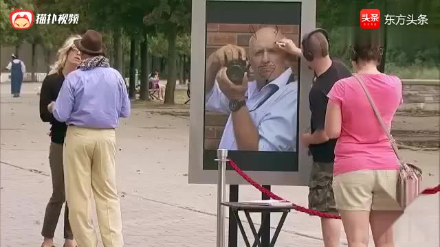 国外爆笑街头恶搞:男友莫名在海报上乱画起来,女友反应太逗了
