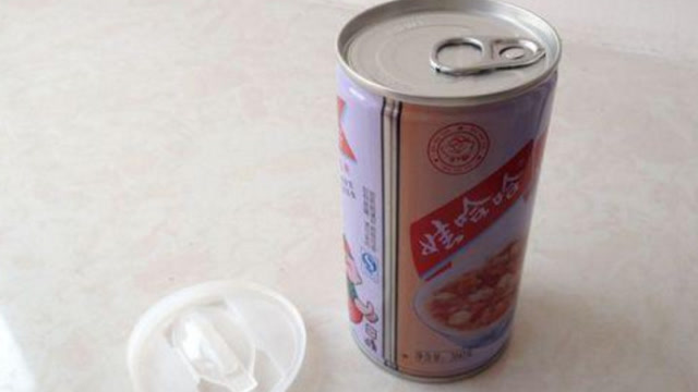 才发现,八宝粥盖子上有个"小机关",简单动一动,能帮大忙