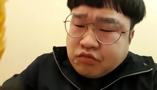 韩国吃货小胖, 吃泡面肉块, 这吃相没谁了