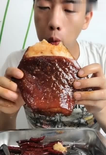 肥的流油的大肥肉吃起来,大哥直接上手抓着吃,吃的满嘴流油