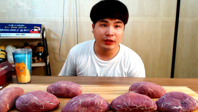 大胃王胖哥吃奇葩美食,看着像肉然而却不是,掰开后表情亮了