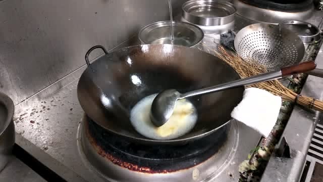 实拍月薪14500大厨煮白菜颠锅出神入化动作一气呵成