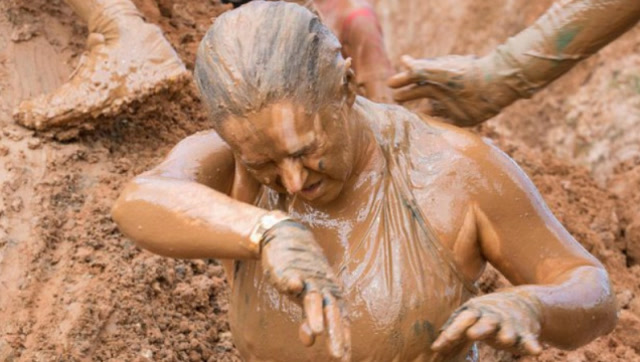 越南泥潭成女人天堂女子跳进去后可以任意放纵还用泥巴敷脸