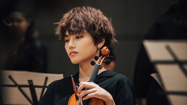 帅气小姐姐叶禹含原创《蓝》,意外超搭孙燕姿忧郁气质,钻石笑容