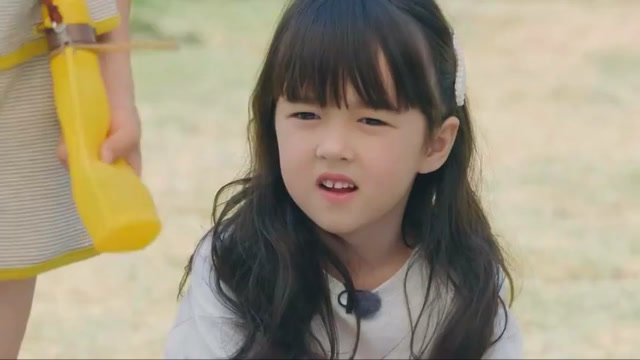 我们长大了:嗒嗒向美女小朋友佐伊做自我介绍好紧张啊