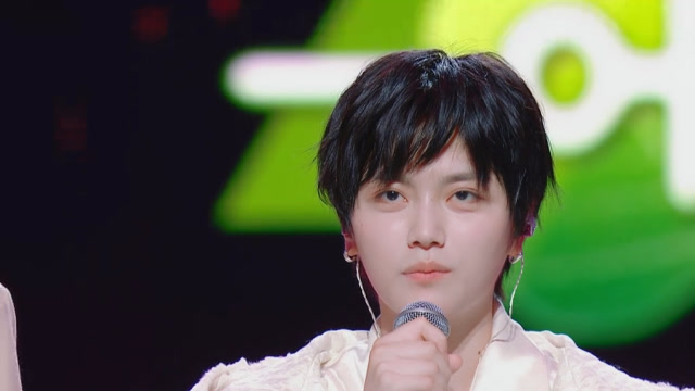 明日之子第三次大考:叶禹含《白》纯享版,白衣飘飘感觉被治愈!