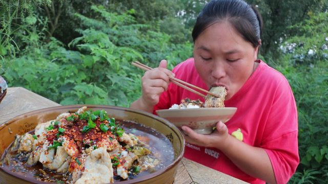 胖妹80元买条6斤草鱼,这样吃才叫爽,酸爽开胃又下饭,真解馋