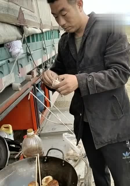 卡车司机宝哥,一口一个煎包子,卡嫂看后都忍不住笑了!