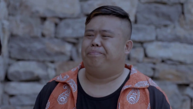 啊,父老乡亲:申二楞把申小虎带到小卖部旁,怂恿他偷东西