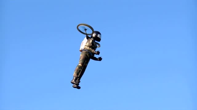 这飞行器太酷了,能发展成真的单兵飞行器吗?