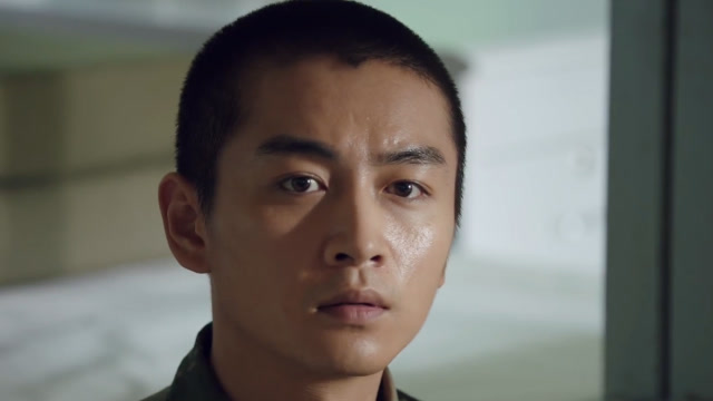 《陆战之王》陈晓成史上最硬核新兵,光天化日与女兵啃鸭脖