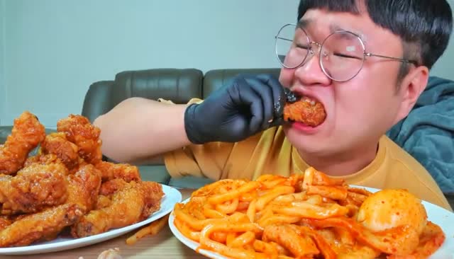 韩国大胃王吃炸鸡腿和土豆粉,一口一个吃的真香!