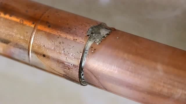 铜管漏水该怎么焊接?高级焊工师傅现场展示,看懂的没几个